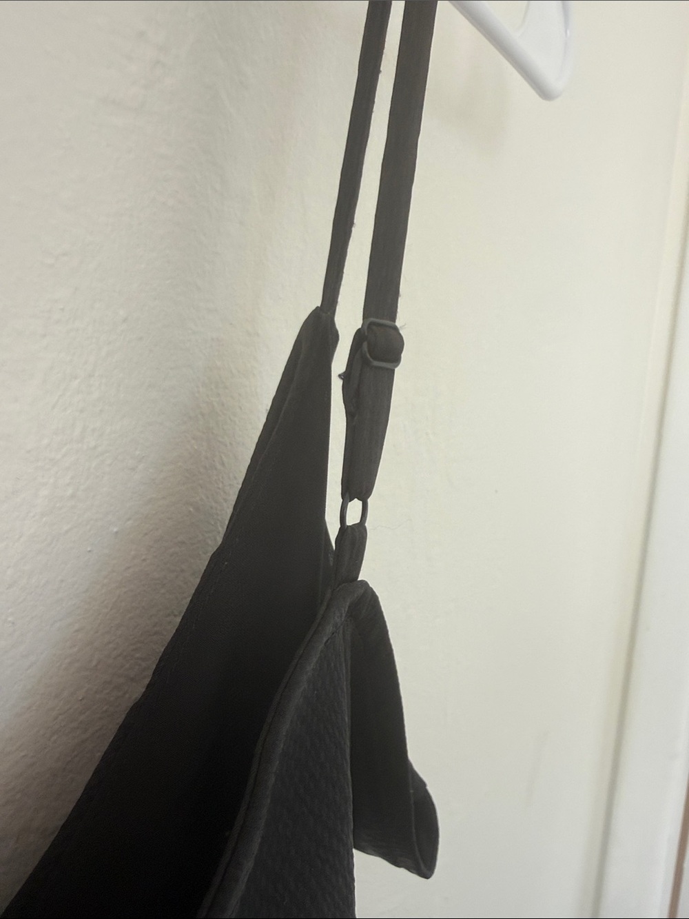 Sofia Vergara Elegant Black Slip Dress with Spaghetti Straps and Sweetheart Neck - Picture 5 of 5